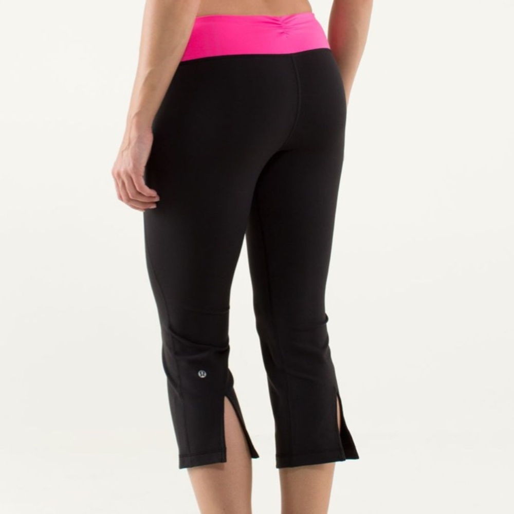 Lululemon Gather & Crow Crop Black / Hot Pink